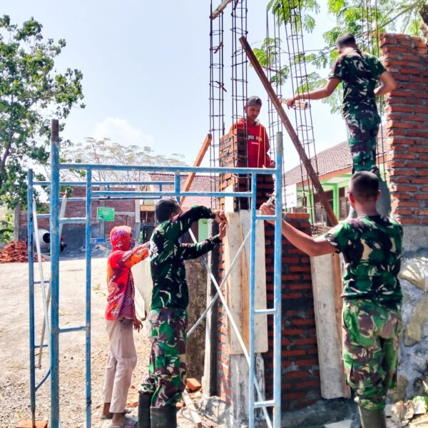 Tingkatkan Fasilitas Tempat Ibadah, Satgas TMMD 125 Kodim Bojonegoro Bangun Musholla