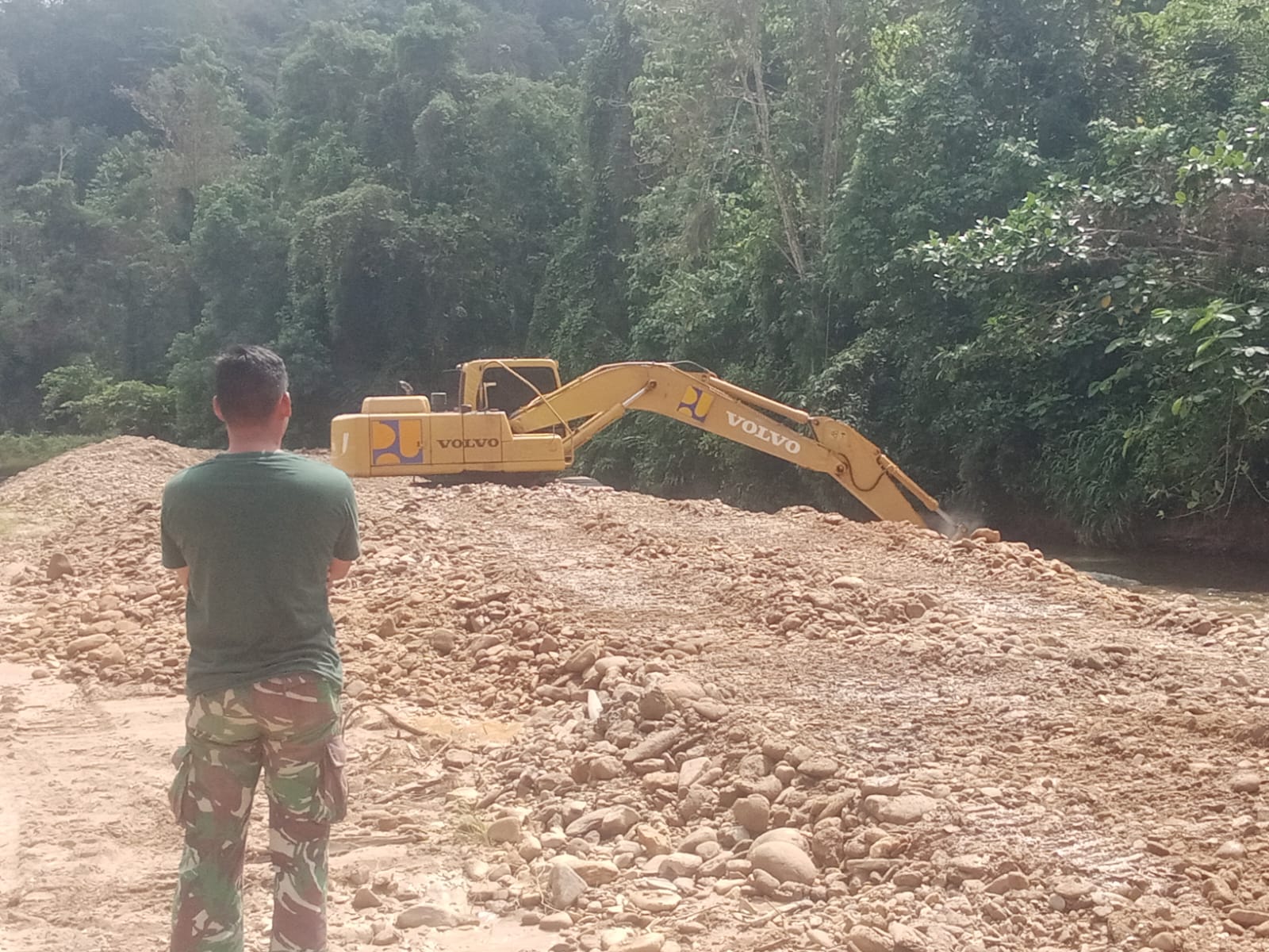 Satgas TMMD 125 Kodim 1417/Kendari Kerahkan Alat Berat Mengambil Material Di Sungai