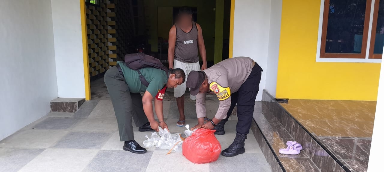 Perangi Miras, Babinsa dan Polsek Gerebek Lokasi Penyimpanan Cap Tikus