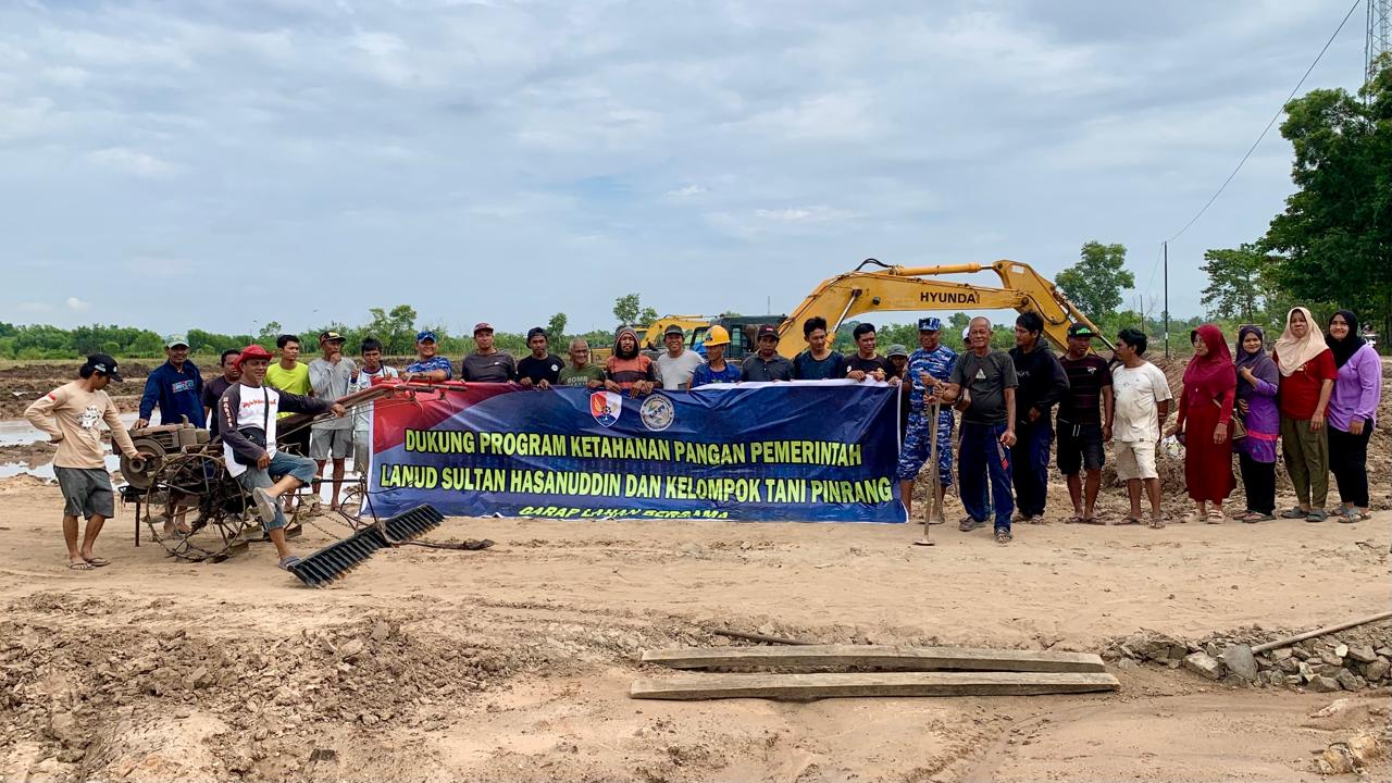 Lanud Sultan Hasanuddin dan Kelompok Tani Pinrang Garap Lahan Bersama Dukung Program Ketahanan Pangan Pemerintah
