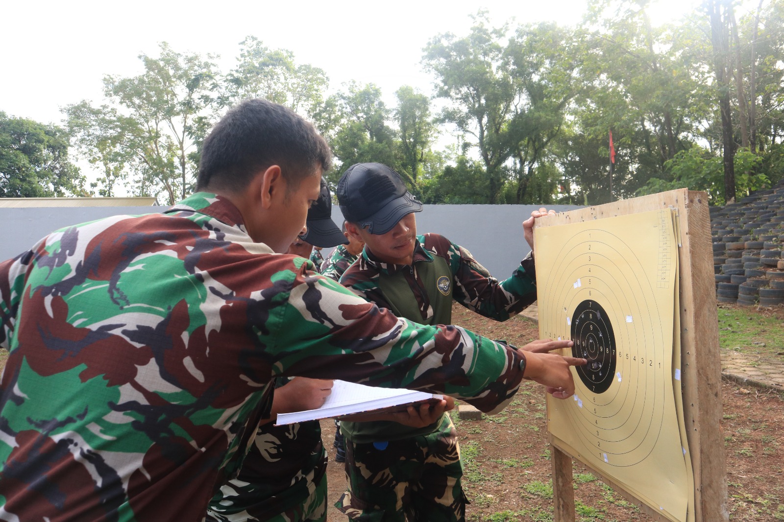 Tingkatkan Kemampuan Prajurit, Lanud Sultan Hasanuddin Gelar Latihan Menembak Pistol
