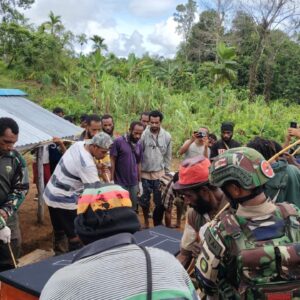 Satgas Yonif 126/KC Bantu Pemakaman Guru Honorer Inspiratif di Kombut Satgas Yonif 126/KC Bantu Pemakaman Guru Honorer Inspiratif di Kombut
