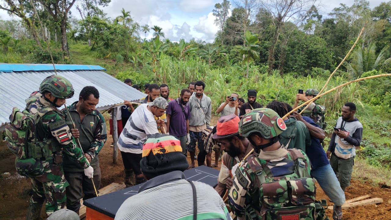 Satgas Yonif 126/KC Bantu Pemakaman Guru Honorer Inspiratif di Kombut