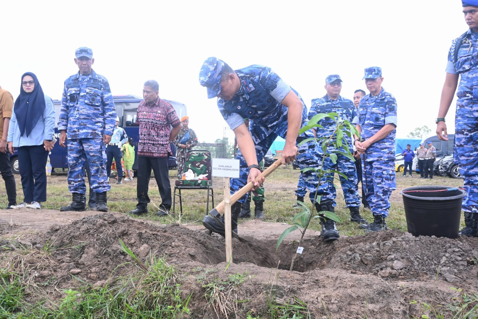 Danlanud Sultan Hasanuddin Bersama Bupati Pinrang Berikan Bantuan Sembako dan Tinjau Sunatan Massal Pada Festival Dirgantara Bumi Lasinrang 2025