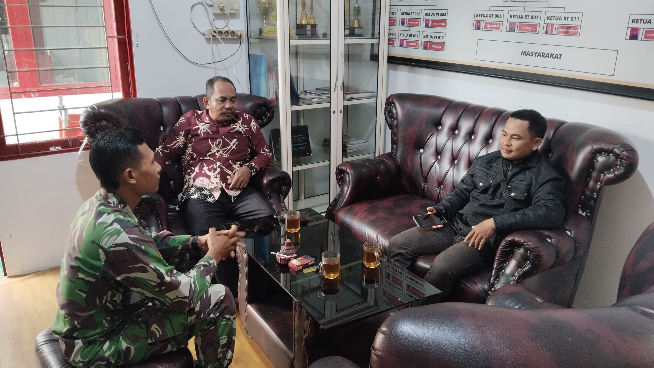 Perkuat Sinergi Bersama Aparatur Desa, Babinsa Lakukan Komsos Bersama Sekdes