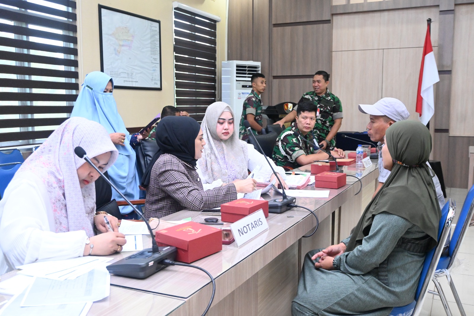 Kadislog Lanud Sultan Hasanuddin Menyaksikan Penandatanganan Pelepasan Hak Tanah Pengganti Aset TNI AU Becakayu