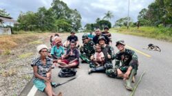 Satgas Pamtas RI-PNG Yonif 126/KC Gelar Karya Bakti Merah Putih Bersama Warga Kampung Ninati