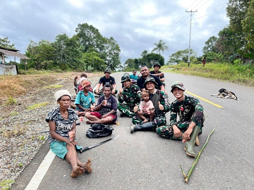 Satgas Pamtas RI-PNG Yonif 126/KC Gelar Karya Bakti Merah Putih Bersama Warga Kampung Ninati