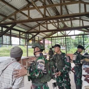 Satgas Yonif 126/KC Pos Arimop Gelar Pelayanan Kesehatan dan Pembelian Hasil Buruan di Pasar Pagi Kampung Maju