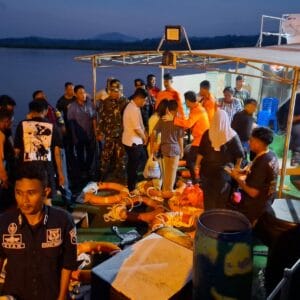 TNI Kerahkan Unsur Laut untuk Evakuasi Kapal Terbakar KM Barcelona VA di Perairan Talise, Minahasa Utara