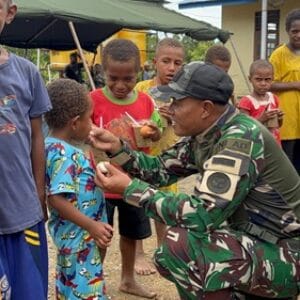 Satgas Yonif 126/KC Salurkan Bantuan dan Layanan Kesehatan di Tembutka