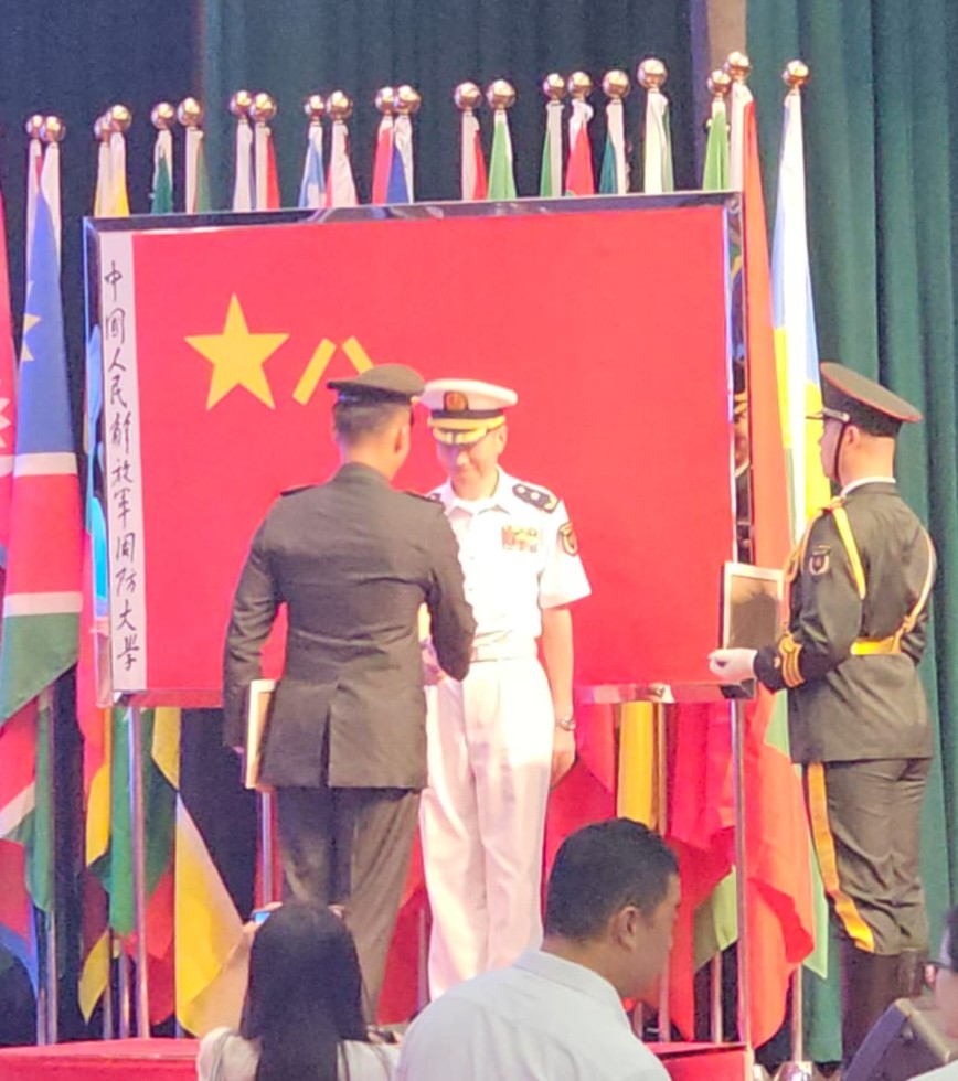 Dua Perwira TNI Lulus Pendidikan Defence and Strategic Studies Course di China