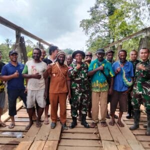 Satgas Yonif 126/KC Bantu Perbaiki Jembatan Oga di Kampung Eksembit