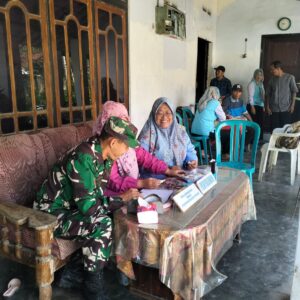 Posyandu Di Desa Kemloko, Koptu Sunarto Babinsa Koramil Nglegok Dampingi Percepatan Penurunan Stunting