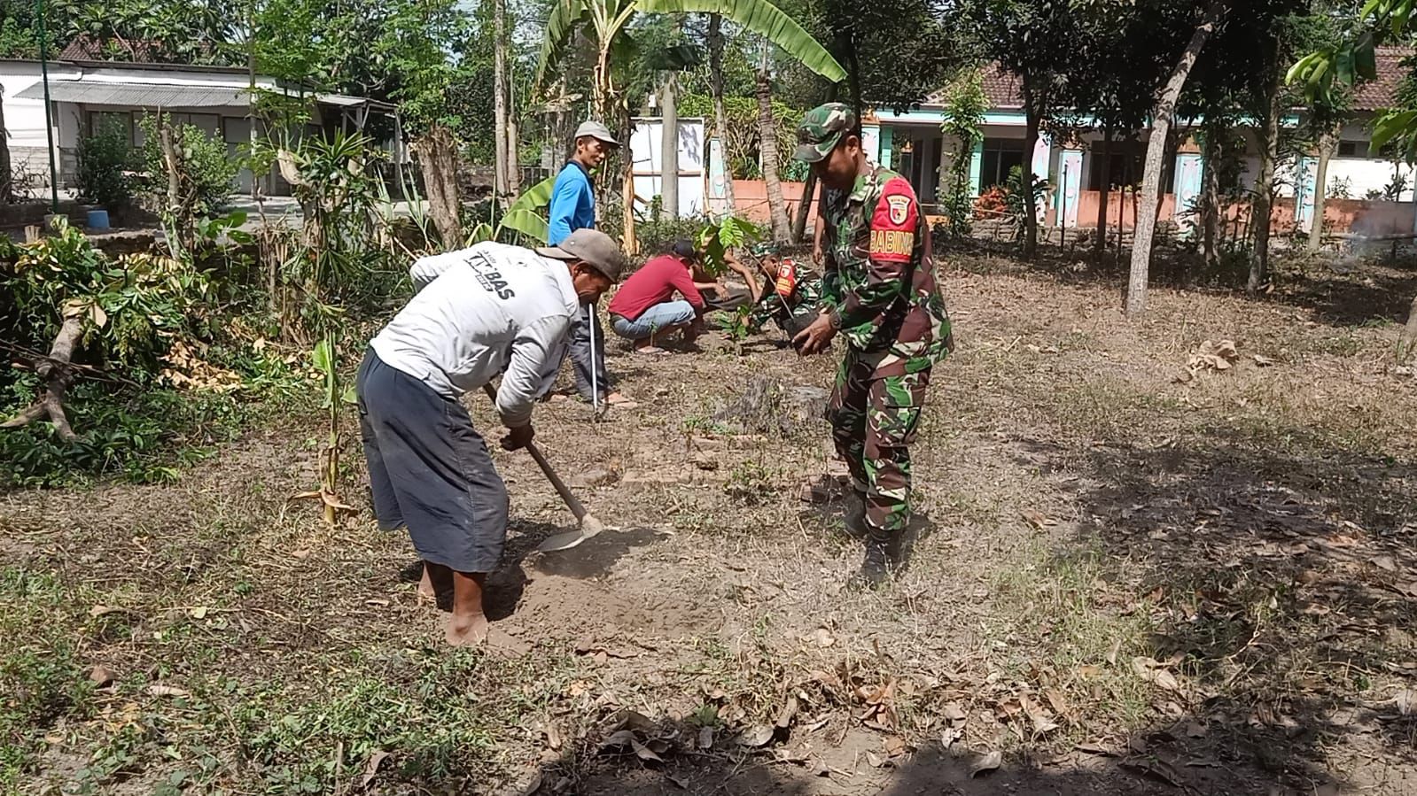 Babinsa Wonodadi Dan Warga Laksanakan Penghijauan Demi Lingkungan Hijau Dan Sehat