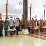Dandim 0808 Bersama Forkopimda Dampingi Gubernur Jatim Dalam Gerakan Pangan Murah Di Wilayah Blitar