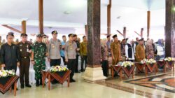 Dandim 0808 Bersama Forkopimda Dampingi Gubernur Jatim Dalam Gerakan Pangan Murah Di Wilayah Blitar