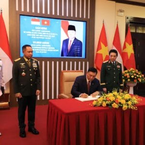 Panglima TNI dan Menhan RI Perkuat Kerja Sama Pertahanan Dengan Vietnam