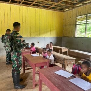 Satgas Yonif 126/KC Pos Kalikao Ajak Anak-anak SD YPPK Santo Sidorus Waropko Belajar dengan Ceria