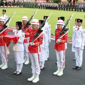 Upacara Penurunan Bendera HUT ke-80 RI di Tidore Berlangsung Khidmat Meski Diguyur Hujan Upacara Penurunan Bendera HUT ke-80 RI di Tidore Berlangsung Khidmat Meski Diguyur Hujan