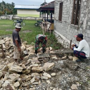 Babinsa Koramil 1505-03 Maba Bantu Warga Kerja Pondasi Kantor Desa di Dorolamo Babinsa Koramil 1505-03 Maba Bantu Warga Kerja Pondasi Kantor Desa di Dorolamo