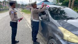Jelang HUT RI ke-80, Satlantas Polres Maybrat Bagikan Bendera Merah Putih kepada Pengendara di Jalan