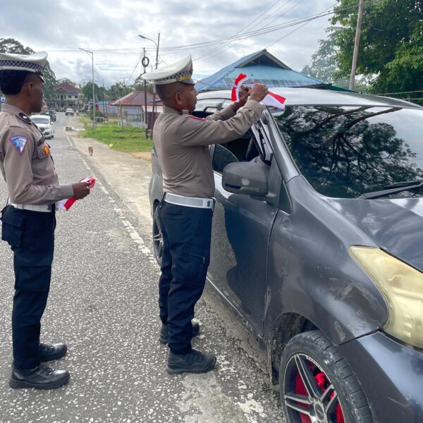 Jelang HUT RI ke-80, Satlantas Polres Maybrat Bagikan Bendera Merah Putih kepada Pengendara di Jalan