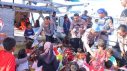Polresta Sorong Kota Semarakkan HUT RI ke-80 dengan Bendera dan Perpustakaan Terapung di Pulau Raam
