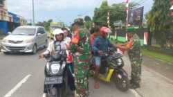 Tumbuhkan Rasa Cinta Tanah Air Jelang Peringatan HUT RI Ke-80 Tahun 2025, Anggota Koramil Timika Bagikan Bendera Merah Putih Bagi Pengguna Jalan
