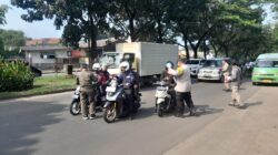 Polsek Cikupa Bagikan Bendera Merah Putih kepada Pengendara, Ajak Warga Rayakan Kemerdekaan dengan Semangat Nasionalisme