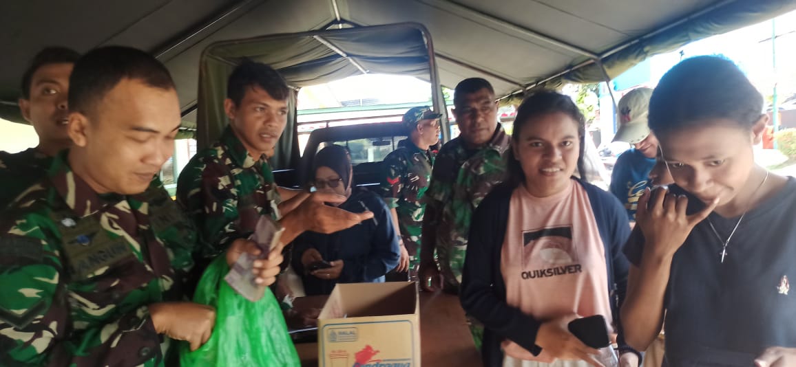 Masyarakat Antusias Membeli Beras Murah Melalui Gerakan Pangan Murah Yang di Gelar Kodim 1802 Sorong