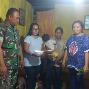Peduli Gizi Anak, Babinsa Lakukan Pendampingan Kegiatan Pemberian Makanan Sehat Peduli Gizi Anak, Babinsa Lakukan Pendampingan Kegiatan Pemberian Makanan Sehat