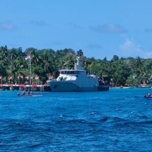 KRI Matabongsang-873 Dukung Upacara HUT Ke-80 Kemerdekaan RI di Pulau Mbromsi KRI Matabongsang-873 Dukung Upacara HUT Ke-80 Kemerdekaan RI di Pulau Mbromsi