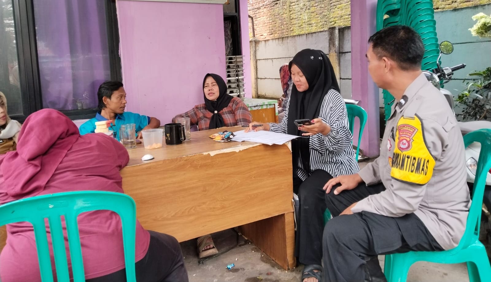 Bhabinkamtibmas Sukamulya Sambang Warga, Ajak Jaga Keamanan Lingkungan