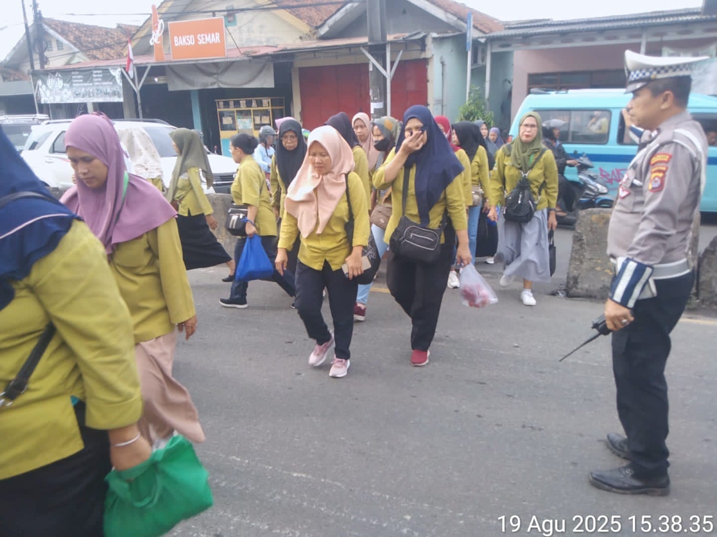Polsek Cikupa Gelar Pecak di Pertigaan Columbus, Lalin Sore Terkendali