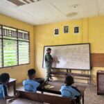 Terbatasnya Guru di Papua Barat, Satgas Yonif 410/Alugoro Bantu Jadi Gadik Terbatasnya Guru di Papua Barat, Satgas Yonif 410/Alugoro Bantu Jadi Gadik