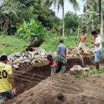 Semangat Kebersamaan, Babinsa Bersama Warga Gotong Royong Bangun Pondasi Gereja