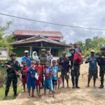 Jalin Komunikasi Sosial, Satgas Pamtas RI-PNG Yonif 410/Alugoro Silaturahmi Dengan Masyarakat Kampung Yakora Jalin Komunikasi Sosial, Satgas Pamtas RI-PNG Yonif 410/Alugoro Silaturahmi Dengan Masyarakat Kampung Yakora