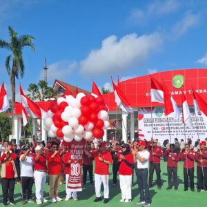 Kibarkan Semangat Kemerdekaan Perwira Seksi Teritorial Kodim 0906/Kkr Hadir Di Aksi Pembagian 10 Juta Bendera Merah Putih Kibarkan Semangat Kemerdekaan Perwira Seksi Teritorial Kodim 0906/Kkr Hadir Di Aksi Pembagian 10 Juta Bendera Merah Putih