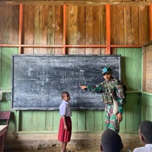 Tanamkan Jiwa Nasionalisme dan Patriotisme, Satgas Yonif 126/KC Mengajar di SD Inpres Ican