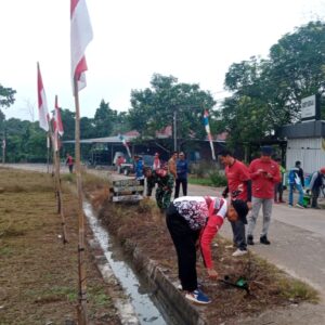 Ciptakan Lingkungan Bersih Dan Sehat, Babinsa Bersama Warga Kompak Gotong Royong Ciptakan Lingkungan Bersih Dan Sehat, Babinsa Bersama Warga Kompak Gotong Royong