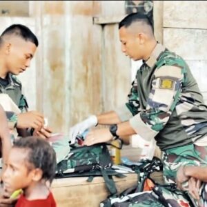 Satgas Yonif 126/KC Berbagi Berkah di Inggembit : Makan Bergizi dan Pemeriksaan Kesehatan Gratis