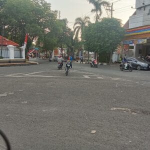 Aksi Mulia Pasca Demo, Anggota Kodim 0718/Pati Berjibaku Dengan Masyarakat Bersihkan Sampah