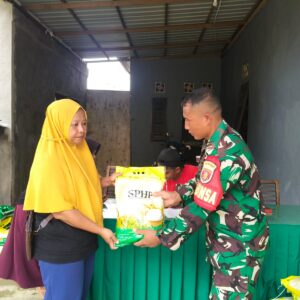Babinsa Jembayan Bantu Penyaluran Program Gerakan Pangan Murah Di Wilayah Binaan Babinsa Jembayan Bantu Penyaluran Program Gerakan Pangan Murah Di Wilayah Binaan