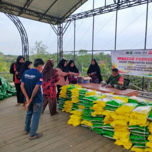 Gerakan Pangan Murah, Koramil Loa Kulu Sediakan 340 Karung Beras SPHP Bagi Warga Desa Margahayu Gerakan Pangan Murah, Koramil Loa Kulu Sediakan 340 Karung Beras SPHP Bagi Warga Desa Margahayu
