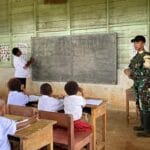 Prajurit TNI Jadi Pengajar Bantu Cerdaskan Anak-Anak di Kampung Upkim, Boven Digoel