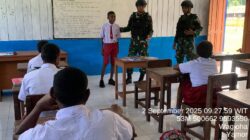 Minim Tendik, Yonif 410 Alugoro  Jadi Guru di SD Ururu