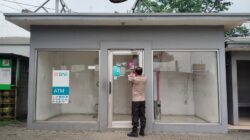 Polsek Cikupa Sosialisasikan Layanan 110 dan Tempel Stiker di Pusat Perbelanjaan