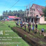 Babinsa Koramil 1505-04/Oba Bersama Warga Gotong Royong Bangun Saluran Air