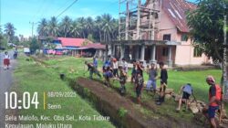 Babinsa Koramil 1505-04/Oba Bersama Warga Gotong Royong Bangun Saluran Air